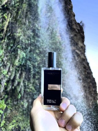 „Síla přírody, elegance vůně. 🌊 YODEYMA - Instint — svěží, sebevědomý parfém, který tě přenese k vodopádům Madeiry s...